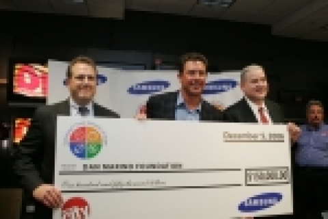  삼성전자는 지난 5일(현지시간)   뉴욕에서 미국의 거대 유통업체 서키트시티와 공동으로 자선 마케팅활동을 실시하고 미식축구 스타 댄 마리노의 자선재단에 15만불을 전달했다. (좌