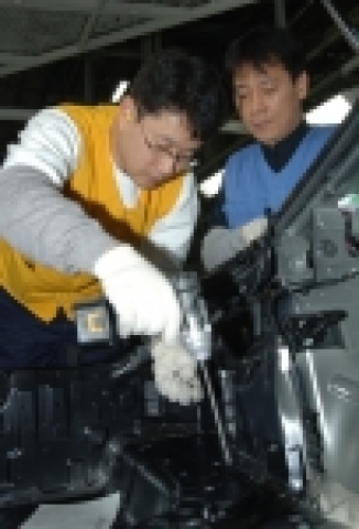 현대자동차가 올해 채용한 남양연구소 박사(博士) 신입사원들을 대상으로 최근 울산공장에서 현장체험을 실시하고 있다. 사진은 아반떼를 생산하는 3공장 의장라인에서 선배사원인 현장관리자