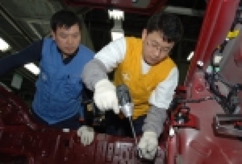 현대자동차가 올해 채용한 남양연구소 박사(博士) 신입사원들을 대상으로 최근 울산공장에서 현장체험을 실시하고 있다.