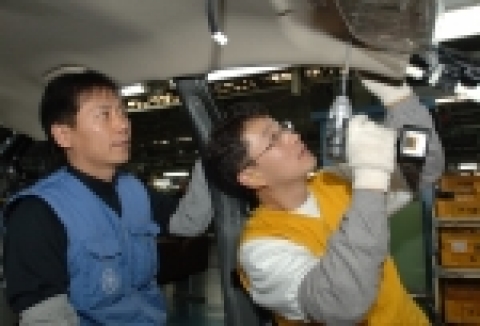 현대자동차가 올해 채용한 남양연구소 박사(博士) 신입사원들을 대상으로 최근 울산공장에서 현장체험을 실시하고 있다.