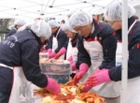 CJ GLS 민병규 대표이사(사진 오른쪽에서 두번째)와 임직원 40 여명이 마포구 공덕동에 소재한 ‘사랑의 전화’ 앞에서 김장을 담그고 있다. CJ GLS는 이번 김장담그기 행사에