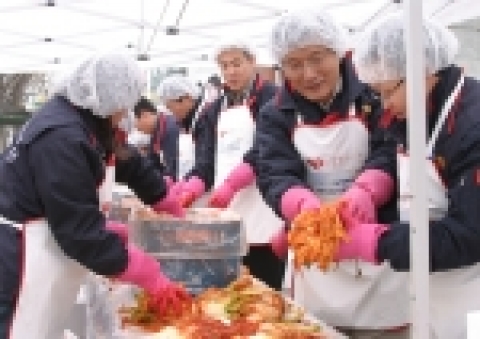 CJ GLS 민병규 대표이사(사진 오른쪽에서 두번째)와 3PL사업본부장 손관수 상무(사진 오른쪽에서 세번째)가 임직원 40여명과 함께 마포구 공덕동에 소재한 ‘사랑의 전화’ 앞에서