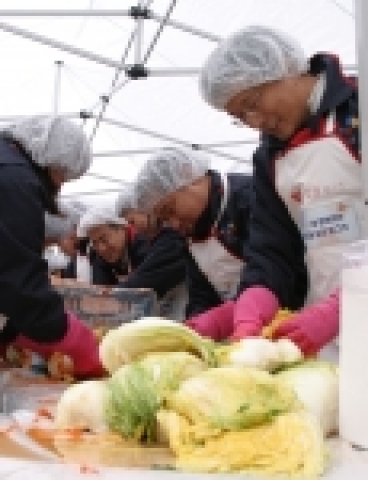 CJ GLS 민병규 대표이사(사진 오른쪽 첫번째)와 CJ GLS 택배 총괄 김규상 상무(사진 오른쪽에서 두번째), 3PL사업 본부장 손관수 상무(사진 오른쪽에서 네번째)가 40여명