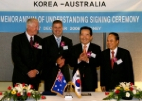 왼쪽부터 Leighton Holdings Limited 사의 부사장 빌 와일드(Mr. Bill Wild), 호주 Int'l Concert Attractions Limite