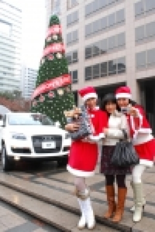 아우디 코리아(대표: 도미니크 보쉬)는 세계 최고의 풀타임 4륜구동 콰트로(quattro) 탄생 26주년을 기념해 12월 31까지 “아우디 크리스마스 트리와 사진 찍고 선물 받기”