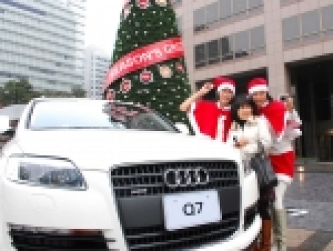아우디 코리아(대표: 도미니크 보쉬)는 세계 최고의 풀타임 4륜구동 콰트로(quattro) 탄생 26주년을 기념해 12월 31까지 “아우디 크리스마스 트리와 사진 찍고 선물 받기”