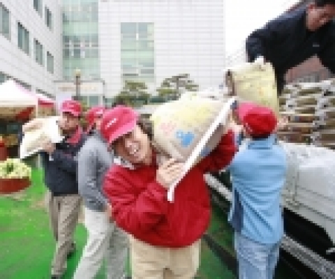 한국마이크로소프트 임직원들이 성재리로부터 올라 온 쌀을 차량에서 하역하는 모습. 