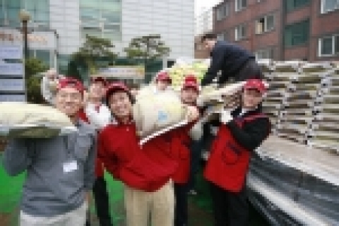 한국마이크로소프트 임직원들이 성재리로부터 올라 온 쌀을 차량에서 하역하는 모습. 