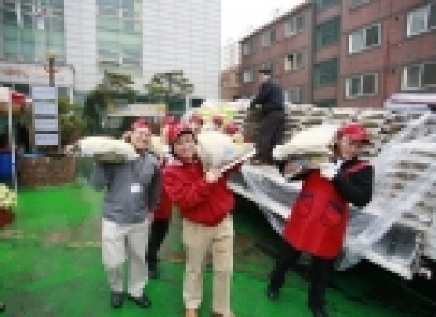 한국마이크로소프트 임직원들이 성재리로부터 올라 온 쌀을 차량에서 하역하는 모습. 