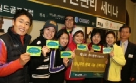 좌로부터 이창명, 박미선, 이연경, 김영철, 안문숙, 이경진,김지선, 하나은행WM본부 정해붕상무