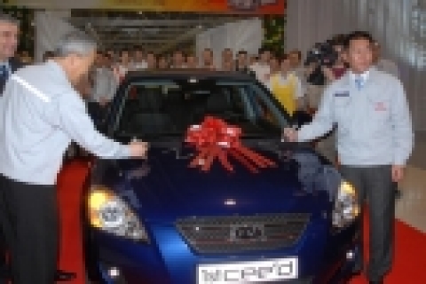 Mr. In-Kyu Bae, CEO of Kia Motors Slovakia (left) and Mr. Euisun Chung President & CEO of Kia Motors