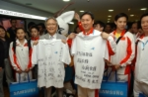삼성 중국본사 박근희 사장(左)과 중국체조선수단장(右)이 도하 아스파이어 경기장에 마련된 삼성 디지털 갤러리에서 격려의 메세지를 담은 티셔츠를 서로 교환하고 있다. 삼성전자는 중국