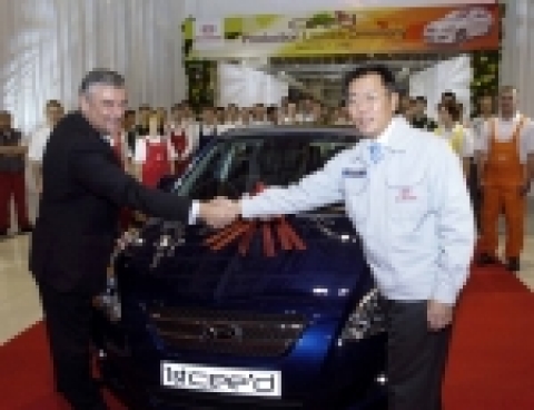 기아차 유럽전략차종 『cee’d(씨드)』가 본격 생산에 들어갔다. 사진은 7일(현지시간) 씨드 1호차 양산식에서 정의선 기아차 사장 (사진 오른쪽)과 얀 슬로따(Jan Slota)