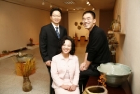 「화기애애」3人 테마전을 개최한 김재범 과장<왼쪽>과 이영화 강사<가운데>, 김인태 씨<오른쪽>.