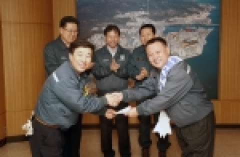 울산출신 사원들이 장애우 생활시설 건립을 위해 3백만원의 성금을 전달하고 있다.