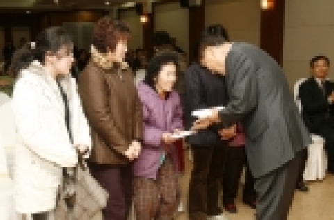 현중협의회가 불우이웃들과 사회복지시설에 2천만원의 성금을 전달했다. 