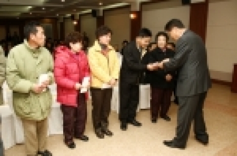 현중협의회가 불우이웃들과 사회복지시설에 2천만원의 성금을 전달했다. 