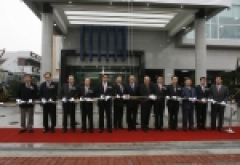 12월 7일, 한국소방안전협회 대전충남지부 신청사 준공식에 참석한 내빈들이 커팅식에 참여하고 있다.