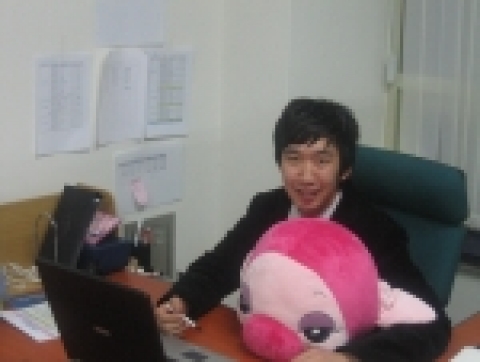 디제이어퍼 커뮤니케이션의 김강일 대표는 “국내 캐릭터문화산업을 우리가 뒤집어 엎어보겠다” 라는 각오로 2004년 벤처동아리 ‘디제이어퍼’를 만들었다.
