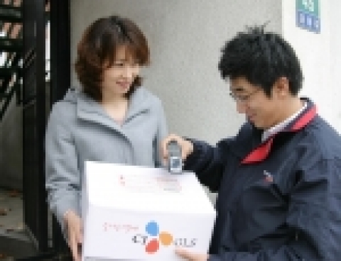 CJ GLS(대표이사 민병규, www.cjgls.com)는 휴대폰을 이용해 집하 및 배송정보를 실시간으로 제공할 수 있는 휴대폰 스캐너를 택배사업에 도입한다고 11일 밝혔다. 사진