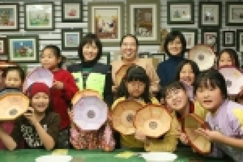 KT (대표 남중수) ‘사랑의 봉사단’은 9일 부천시 ‘오순도순 공부방’ 어린이 25명과 부천 전통공예체험교육관에서 한지를 오려 붙여 팔각반짇고리를 만드는 한지공예체험 시간을 가졌