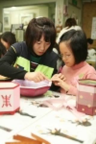 KT ‘사랑의 봉사단’, ‘방과후 교실’ 어린이들과 한지공예배우기