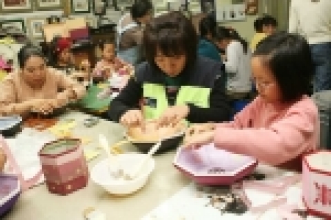 KT ‘사랑의 봉사단’, ‘방과후 교실’ 어린이들과 한지공예배우기