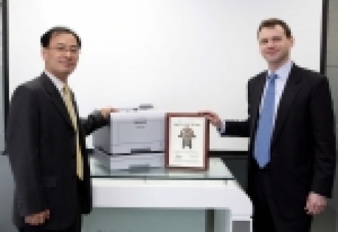 삼성전자 프린팅사업부 전략마케팅팀 오용서 부장(사진왼쪽)과 바이어스 랩의 아시아태평양 지부장 존 도넬리(John Donnelly)가 삼성 프린터 「ML-3051N」이 중소규모 사무