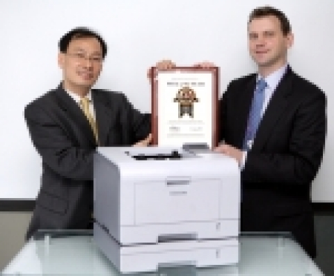 삼성전자 프린팅사업부 전략마케팅팀 오용서 부장(사진왼쪽)과 바이어스 랩의 아시아태평양 지부장 존 도넬리(John Donnelly)가 삼성 프린터 「ML-3051N」이 중소규모 사무