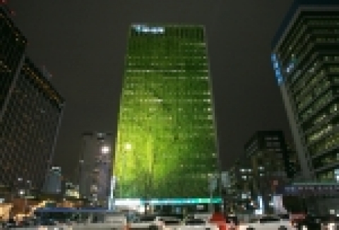 하나은행은 을지로 본점 건물 전체를  26만개의 리본으로 감싼 국내 최대의 설치미술품을 완성하여 07년 2월 10일까지 선 보인다.