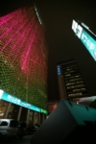 하나은행은 을지로 본점 건물 전체를  26만개의 리본으로 감싼 국내 최대의 설치미술품을 완성하여 07년 2월 10일까지 선 보인다.