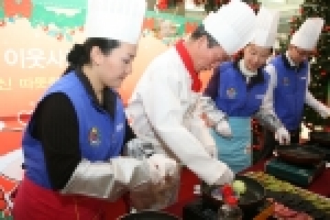 삼성생명이 연말 이웃사랑 캠페인 일환으로 다양한 봉사활동을 전개하고 있는 가운데 이수창 삼성생명 사장이 호떡을 구워 임직원들에게 나눠주고 있다.