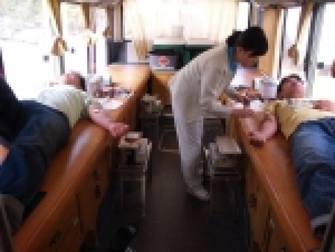 경상대학교(총장 조무제) 교수와 직원·학생들이 늘 변하지 않는 마음으로 헌혈을 통한 사랑나눔에 앞장서고 있어 귀감이 되고 있다. 사진은 지난 10월 초 실시한 무지개사업단의 단체헌