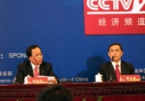 SK텔레콤 김신배 사장이 주제 발언 후 기자단의 질문에 답하고 있다. 오른쪽은 차이나 유니콤 챵 샤오삥(Chang xiao bing) 동사장