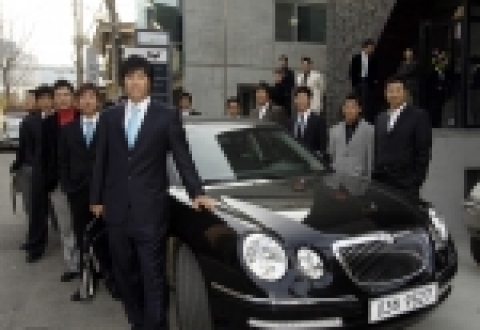 한화 이글스 류현진(맨앞) 선수 등 골든글러브 후보자들이 뉴오피러스와 함께 포즈를 취하고 있는 모습.