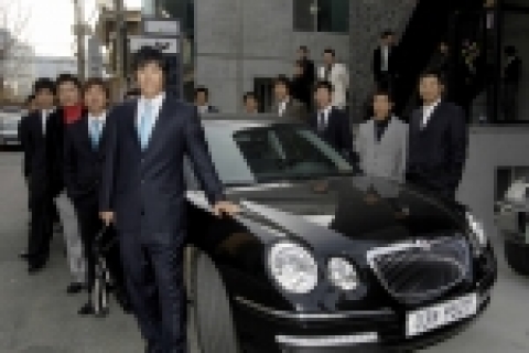 한화 이글스 류현진(맨앞) 선수 등 골든글러브 후보자들이 뉴오피러스와 함께 포즈를 취하고 있는 모습.