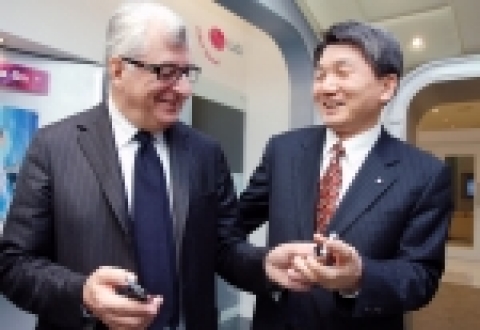 Mr. Mun-Hwa Park, President & CEO of LG Mobile Communications Company and Mr. Patrizio Bertelli, Pre