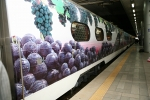 한국철도공사는 지난 6일 운행을 시작한 와인트레인의 인기 상승에 편승해 단체고객 신청이 있을 경우 와인트레인을 추가 운행할 예정이라고 12일 밝혔다.