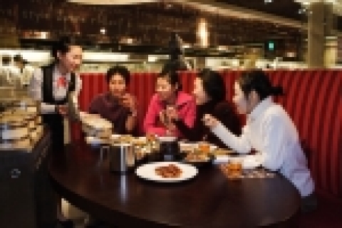 CJ푸드빌은 13일 인덕원에 200석 규모로 신개념 중식 패밀리레스토랑인 <차이나 팩토리> 1호점을 그랜드 오픈한다.