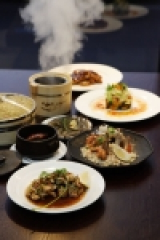 CJ푸드빌은 13일 인덕원에 200석 규모로 신개념 중식 패밀리레스토랑인 <차이나 팩토리> 1호점을 그랜드 오픈한다.