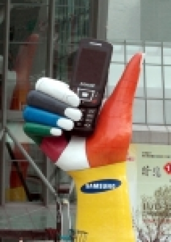 대만 타이베이 시내의 대형 체육관인 '타이베이 아레나' 부근에 설치된 손 조형물