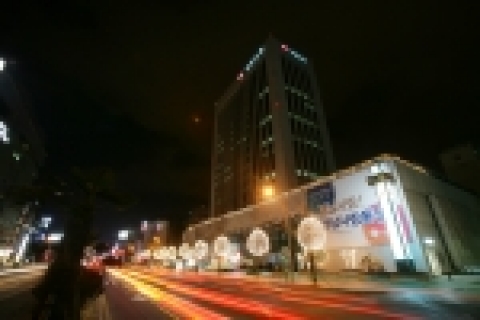 경남은행은 본점 건물과 주변 가로수에 15만개의 은하수 전구를 장식하여 연말연시 분위기를 돋우고 있다.