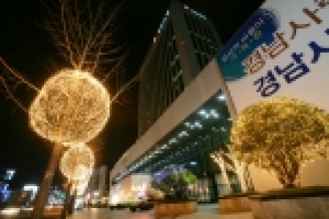 경남은행은 본점 건물과 주변 가로수에 15만개의 은하수 전구를 장식하여 연말연시 분위기를 돋우고 있다.