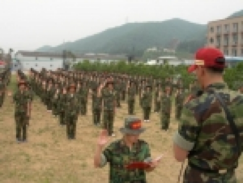 지난 6월 '청심국제중고교' 학생 200여명이 해병대캠프 청평교육장에 입소해 입소식을 하고있다.