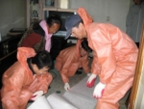 지난 달 27일 제강부 2연주공장 직원들은 올해 송년회 모임을 어럽게 살아가고 있는 이웃을 돕기로 정하고 회식비용 전액과 팀원들간의 정성을  모아 봉사의 시간을 가졌다.