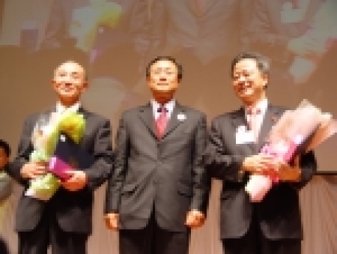 12일 오후 서울 대방동 공군회관 그랜드볼룸에서 열린 '2006 장애인먼저실천상 시상식'에서 국무총리표창을 수상한 우리홈쇼핑 정대종 사장(왼쪽)이 노길상 장애인복