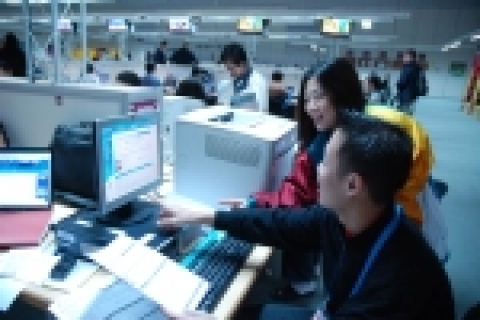 미디어 센터에서 쌍용정보통신 운영요원이 각국 기자단으로부터 호평을 받고 있는 ‘Info시스템’에 대해 설명하고 있는 모습