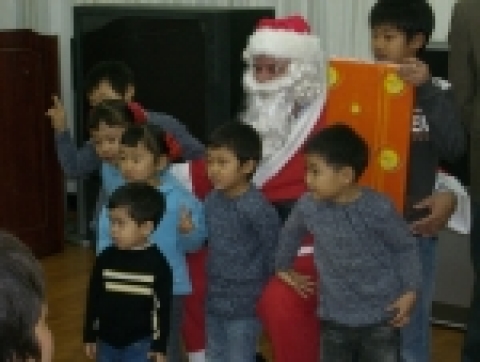 지난 9일 대우조선해양에 아그바미 FPSO를 발주한 주문주 감독관들이 산타클로스 복장을 한 채 옥포 성지원을 방문, 원아들과 즐거운 한때를 보내고 있다. 