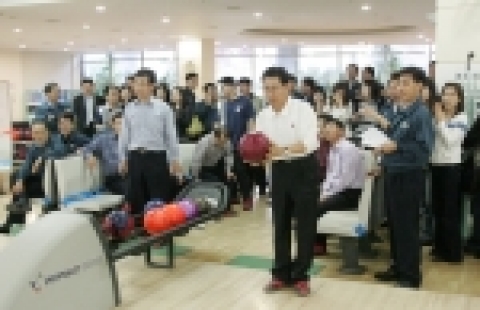 현대중공업 직원들이 볼링대회로 연말연시 송년회를 즐기고 있다. 