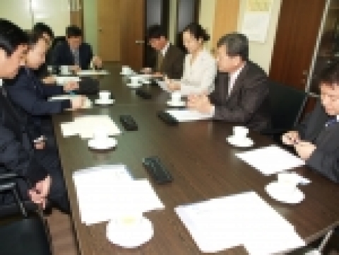 중국 천진공업대학 양길체 부총장 등 6명이 12월 12일 오전 경상대학교를 방문해 강대성 교무처장 등과 학생교류 확대 및 향후 교류에 관해 논의하고 있다.